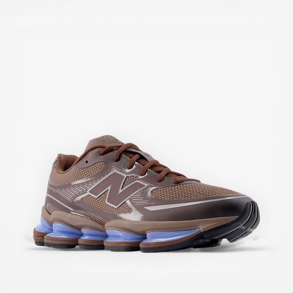METRO New Balance 2000 Pumpernickel sneakers with brown mesh upper and blue cushioning. Reflective accents and iconic N logo.