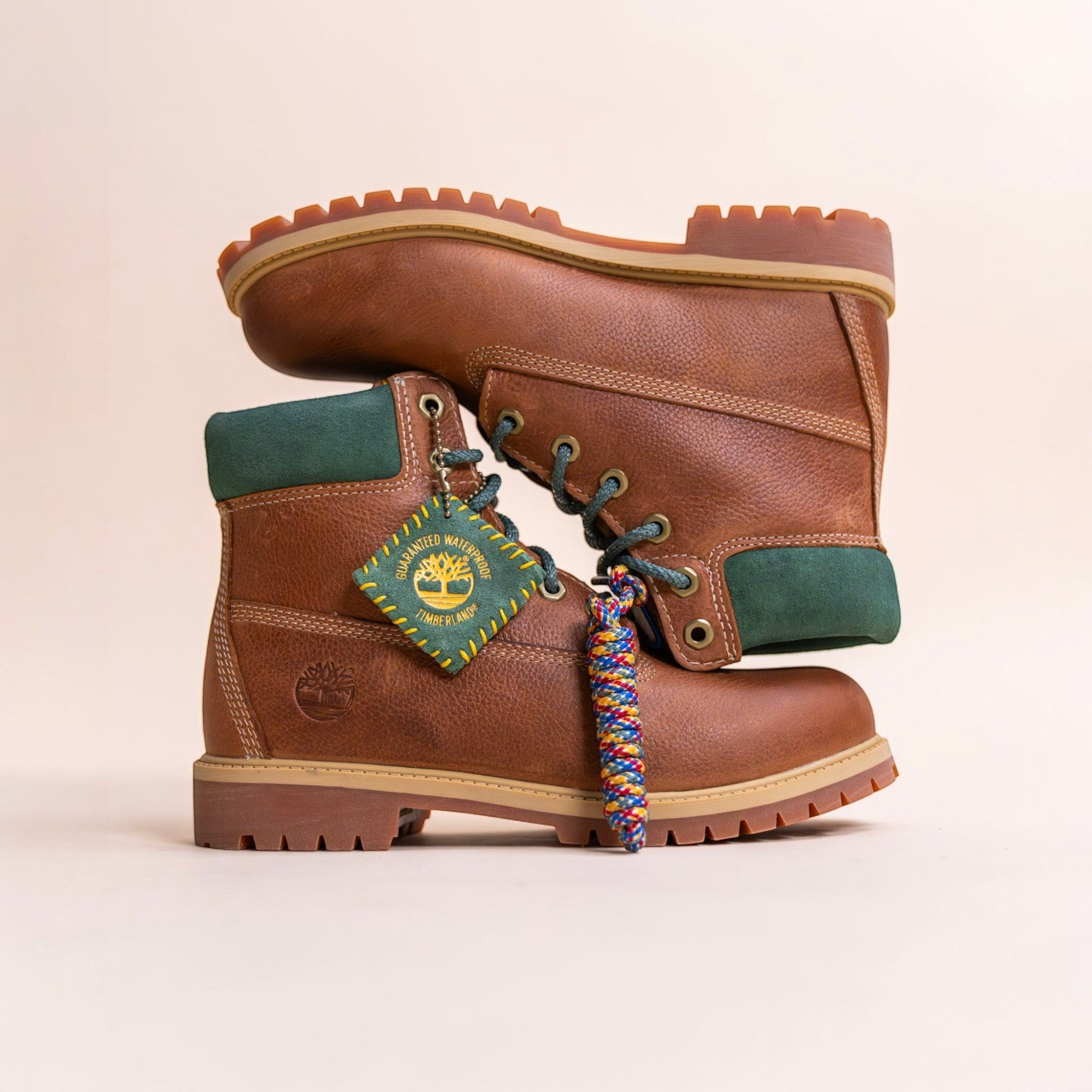Brown leather boots with green suede collar, suitable for new balance, asics, sneakers, hats, fitted caps, new era collections.